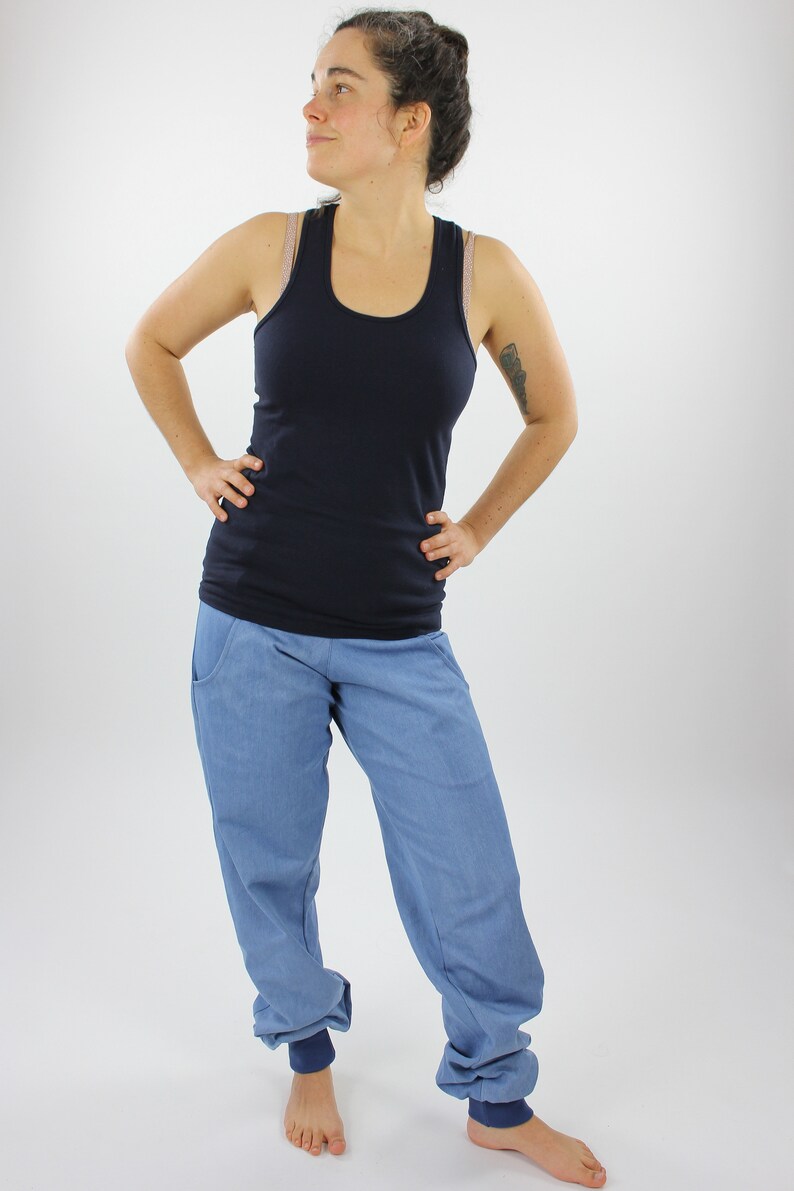 bequeme Jeans unisex, vorteilhaft geschnittene Hose, Jeanshose mit maximaler Bewegungsfreiheit, mit Holzknopfverschluss MEHRERE FARBEN hellblau