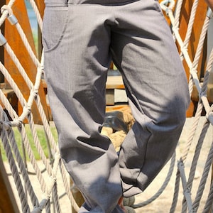 comfortable jeans, flattering cut trousers, jeans with maximum freedom of movement, with wooden button closure