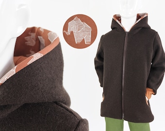 Puede incluir: Una chaqueta marrón con capucha y cierre de cremallera. La chaqueta tiene un forro estampado en marrón y blanco. El forro presenta un diseño de elefante geométrico.