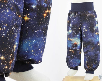 Sweathose für Kinder BLUE GALAXY aus Öko-Sommersweat, wächst lange mit und wird zur 3/4-Hose, Pumphose, Spielhose, Babyhose