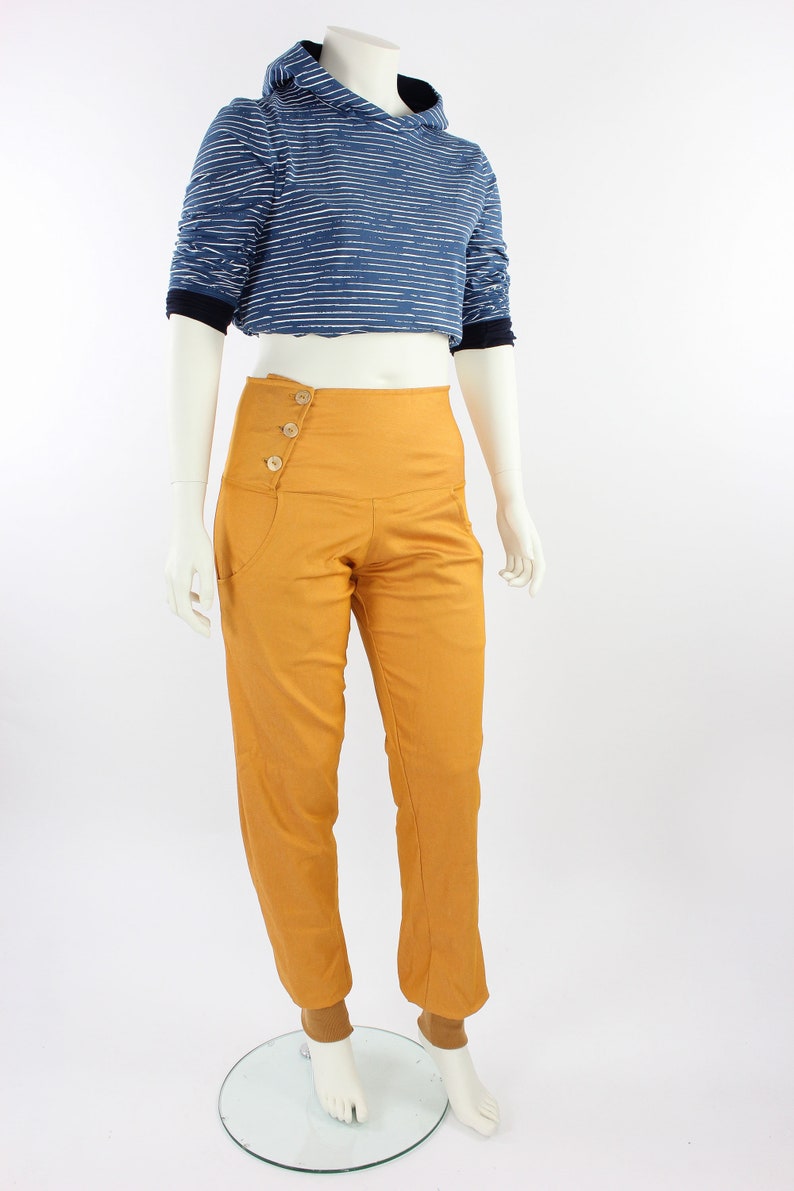 bequeme Jeans unisex, vorteilhaft geschnittene Hose, Jeanshose mit maximaler Bewegungsfreiheit, mit Holzknopfverschluss MEHRERE FARBEN gelb