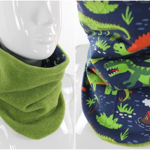 Reversible fleece scarf green and dinosaur blue