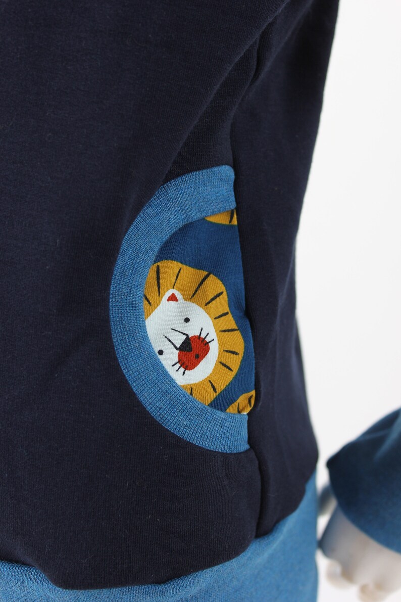 Kinder-Kapuzenpulli marineblau mit Löwen Bild 5