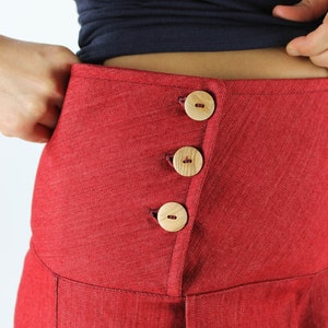 bequeme Jeans unisex, vorteilhaft geschnittene Hose, Jeanshose mit maximaler Bewegungsfreiheit, mit Holzknopfverschluss MEHRERE FARBEN Bild 9