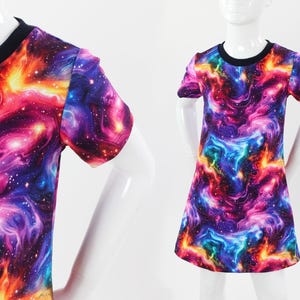 Abito a camicia per bambina Quantum Galaxy: cresce con la tua bambina per lungo tempo.
