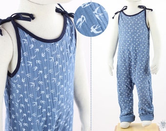 SALE 86/92 ärmelloser Jumpsuit zum Binden, kleine Vögel auf blauem Musselin, Kinder-Latzhose aus Öko-Musselin