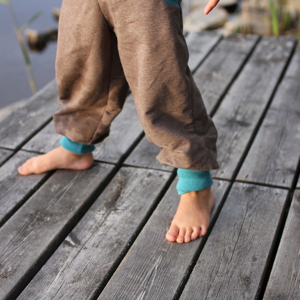 gemütliche Tobehose für Kinder und Babys, mit Taschen, Kinderhose für Herbst und Winter aus Öko-Sweat, wächst lange mit