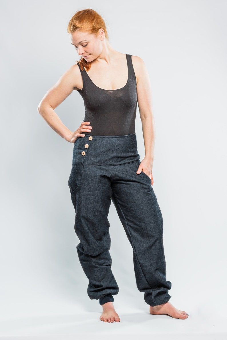 bequeme Jeans unisex, vorteilhaft geschnittene Hose, Jeanshose mit maximaler Bewegungsfreiheit, mit Holzknopfverschluss MEHRERE FARBEN Bild 2