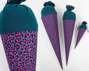 Könnte beinhalten: Ein Set aus vier kegelförmigen Taschen. Der obere Teil jeder Tasche ist teal, während der untere Teil lila mit einem rosa und schwarzen Leopardenmuster ist. Die Taschen sind unterschiedlich groß.
