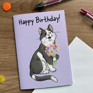 chat de joyeux anniversaire | Joli chat noir et blanc avec des fleurs | Carte de voeux vierge