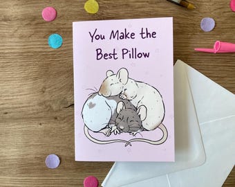 Könnte beinhalten: Eine rosa Karte mit dem Text "You Make the Best Pillow" und einer Cartoon-Illustration von zwei Mäusen, die sich kuscheln.