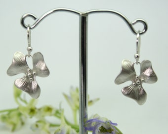 Flower drop earrings, wedding jewellery, hibiscus earrings, bridesmaid earrings, silver flower earrings, pretty earrings