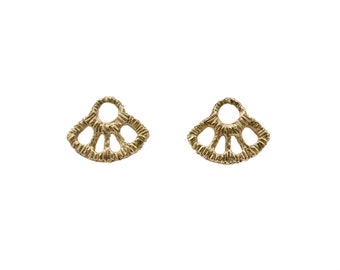 Peut inclure: Une paire de boucles d'oreilles dorées avec un design délicat en forme d'éventail. Les boucles d'oreilles ont une surface texturée et une ouverture circulaire en haut.
