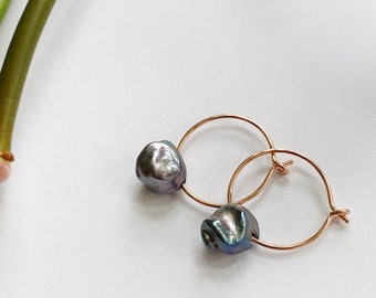 Pendientes de aro de perlas #9, pendientes de perlas Keshi azules, aros finos de oro, joyas de oro rosa, joyas de perlas Keshi, regalo para ella