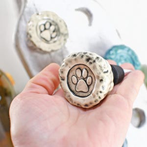 Tapón para botella de vino, artículo de cerámica hecho a mano para bar, regalo para amantes de los perros con huella de pata, arte de colibrí para cumpleaños y Día de la Madre.