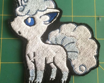 Écusson thermocollant renard des glaces inspiré de Pokemon d'Alolan Goupix de 10,2 cm (4 po.)