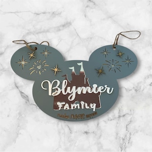 Souris magique avec ou sans noeud et étiquette de poussette château en acrylique double épaisseur | nom de famille personnalisé poussette de vacances signe oreilles de souris