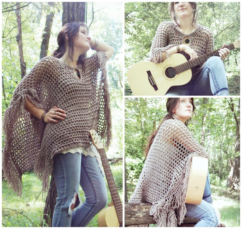 K&ouml;nnte beinhalten: Eine Frau tr&auml;gt einen braunen H&auml;kelponcho mit Fransen, blaue Jeans und ein wei&szlig;es Spitzenoberteil. Sie h&auml;lt eine Gitarre und steht in einem Wald.