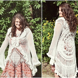 Pu&ograve; includere: Un cardigan bianco all'uncinetto con maniche a campana e un orlo a balze. Il cardigan &egrave; aperto sul davanti e presenta un motivo a pizzo.