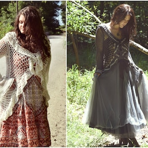 Pu&ograve; includere: Due donne indossano top all'uncinetto. La donna a sinistra indossa un top all'uncinetto bianco con un orlo a balze e una gonna lunga e fluida. La donna a destra indossa un top all'uncinetto grigio con un motivo bianco e una gonna lunga e fluida.