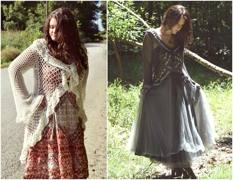 Pu&ograve; includere: Due donne indossano top all'uncinetto. La donna a sinistra indossa un top all'uncinetto bianco con un orlo a balze e una gonna lunga e fluida. La donna a destra indossa un top all'uncinetto grigio con un motivo bianco e una gonna lunga e fluida.