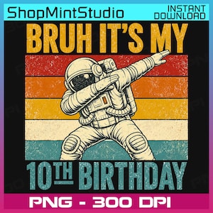 Puede incluir: Un diseño gráfico que muestra a un astronauta con traje espacial haciendo un dab. El texto dice BRUH IT'S MY 10TH BIRTHDAY. El fondo consiste en franjas horizontales en amarillo, naranja, rojo y azul con una textura desgastada.