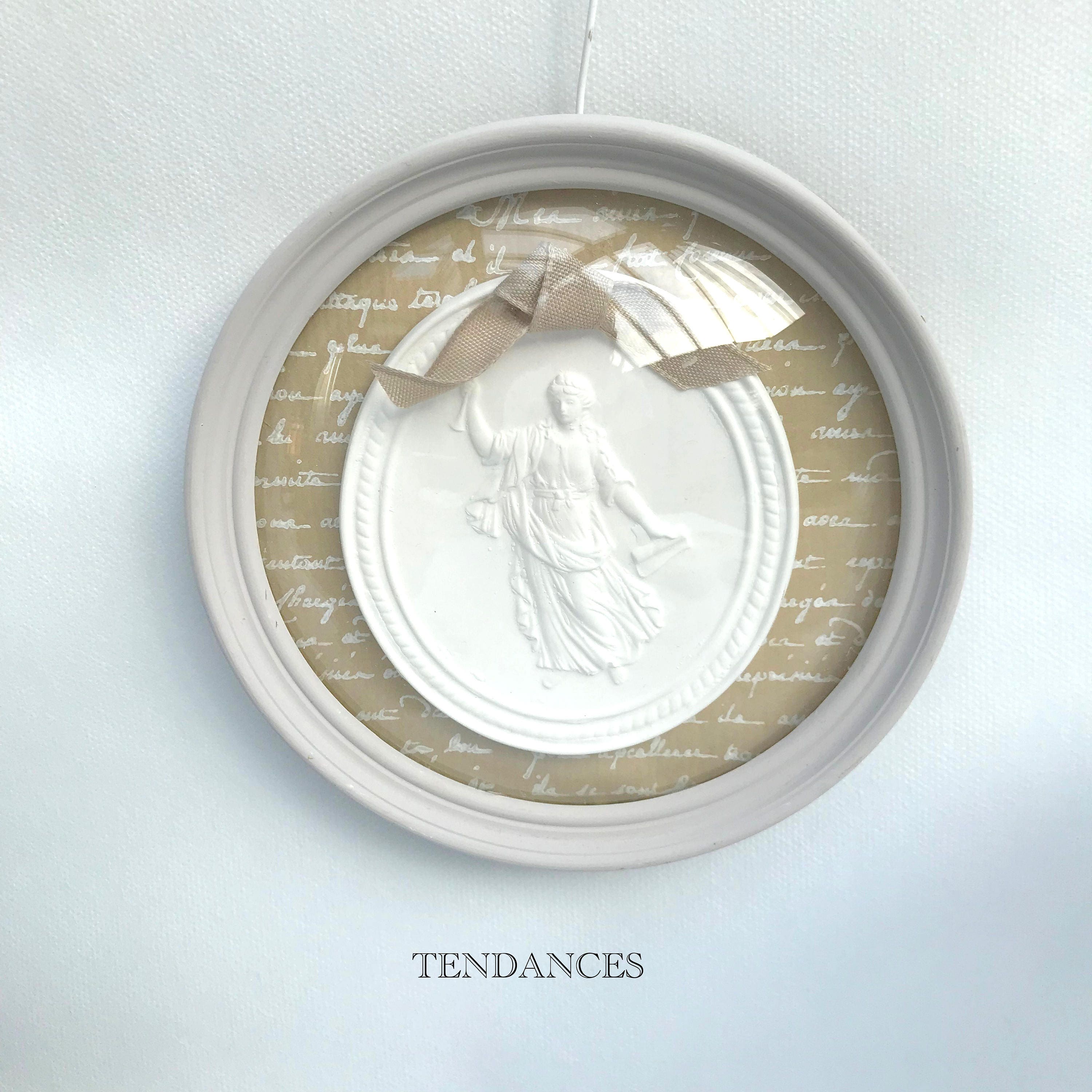 Cadre Bombé de Couleur Beige et Blanc Un Médaillon avec Une Dame en Céramique Son Noeud Beige