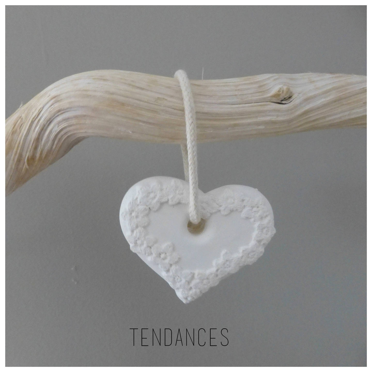 Objets en Plâtre Coeur Fleurie Suspendue A Une Corde Beige Dimension 8x6cm