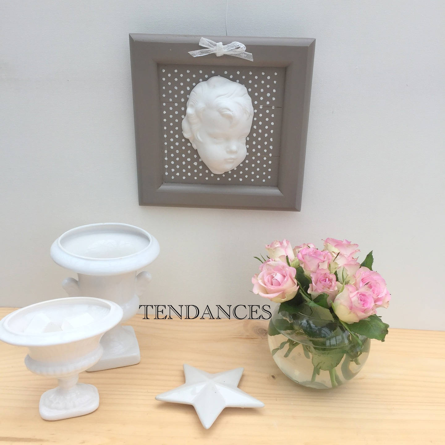 Cadre en Bois Couleur Taupe avec Une Tête D Enfant Plâtre Blanc