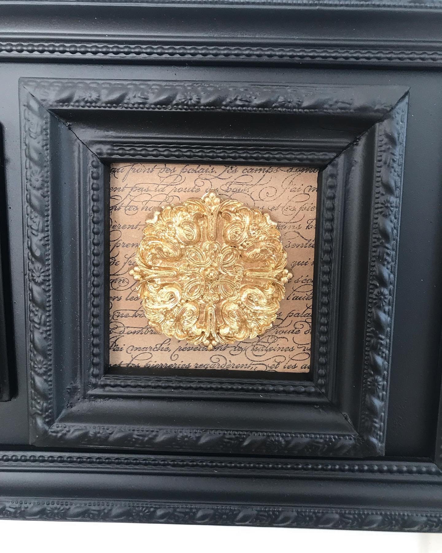 Cadre L Impériale Noir et Ses Décoration Or