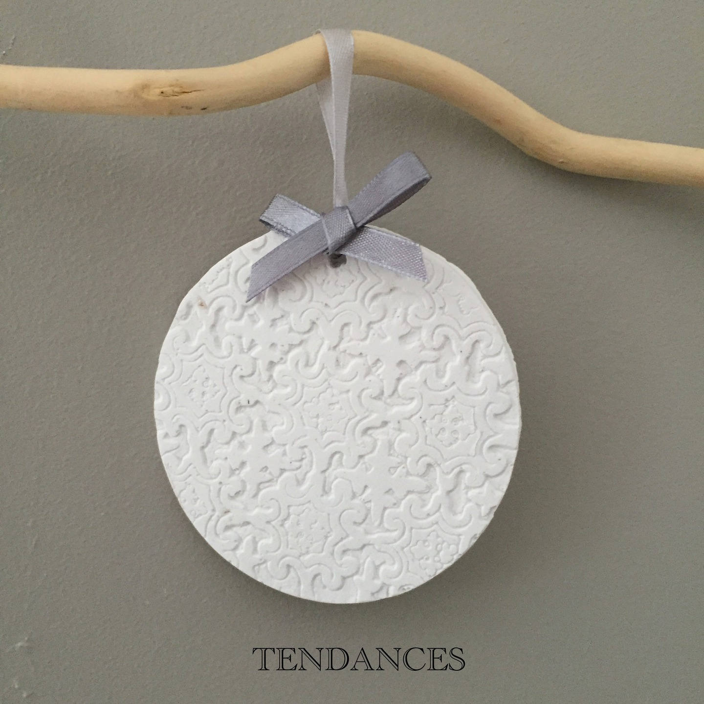 Objets de Decoration en Ceramique Rond & Volutes A Suspendue Ruban Gris 8, 5 cm