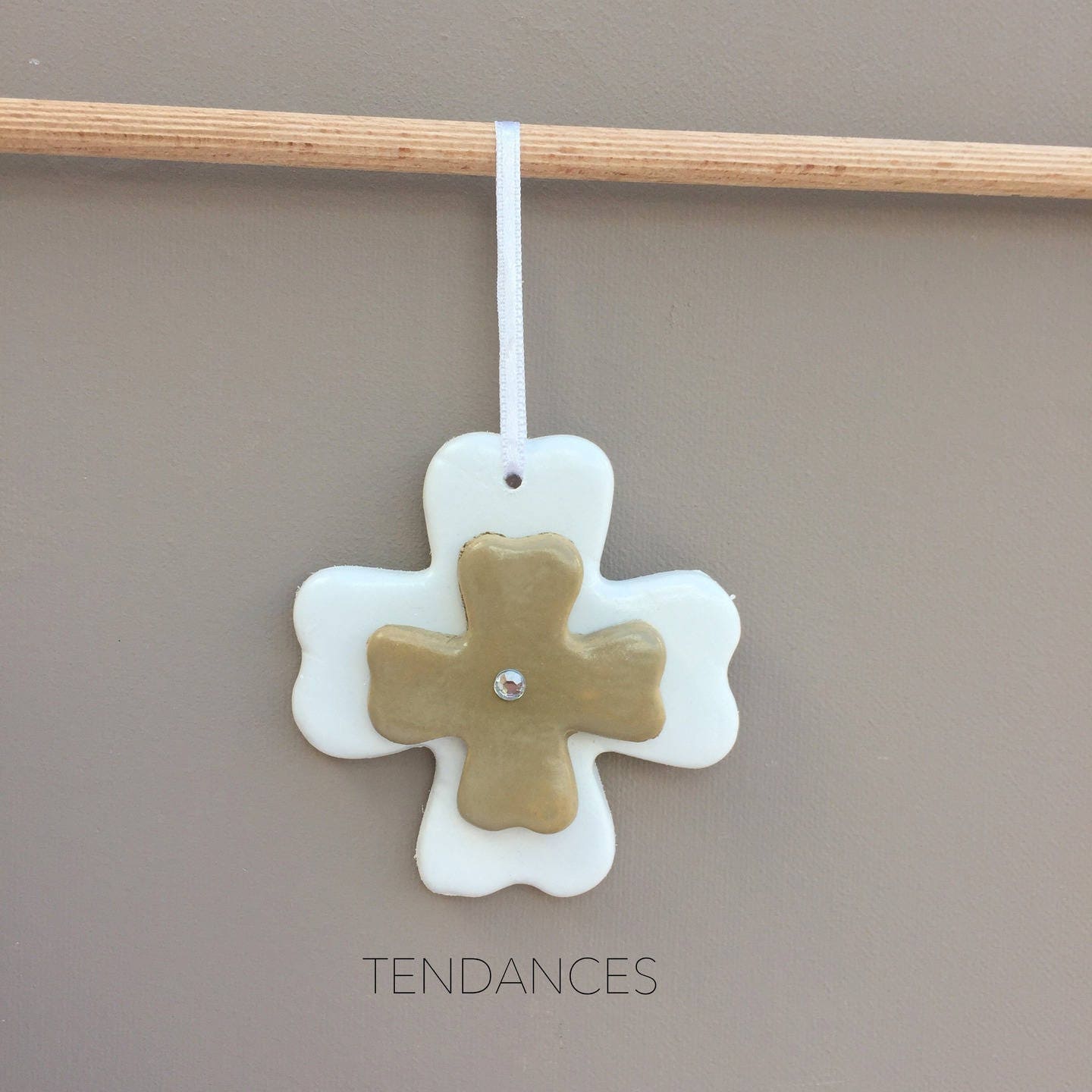 Croix Trefle Blanche & Beige avec Strass Blanc en Plâtres Fibré 7, 5cm