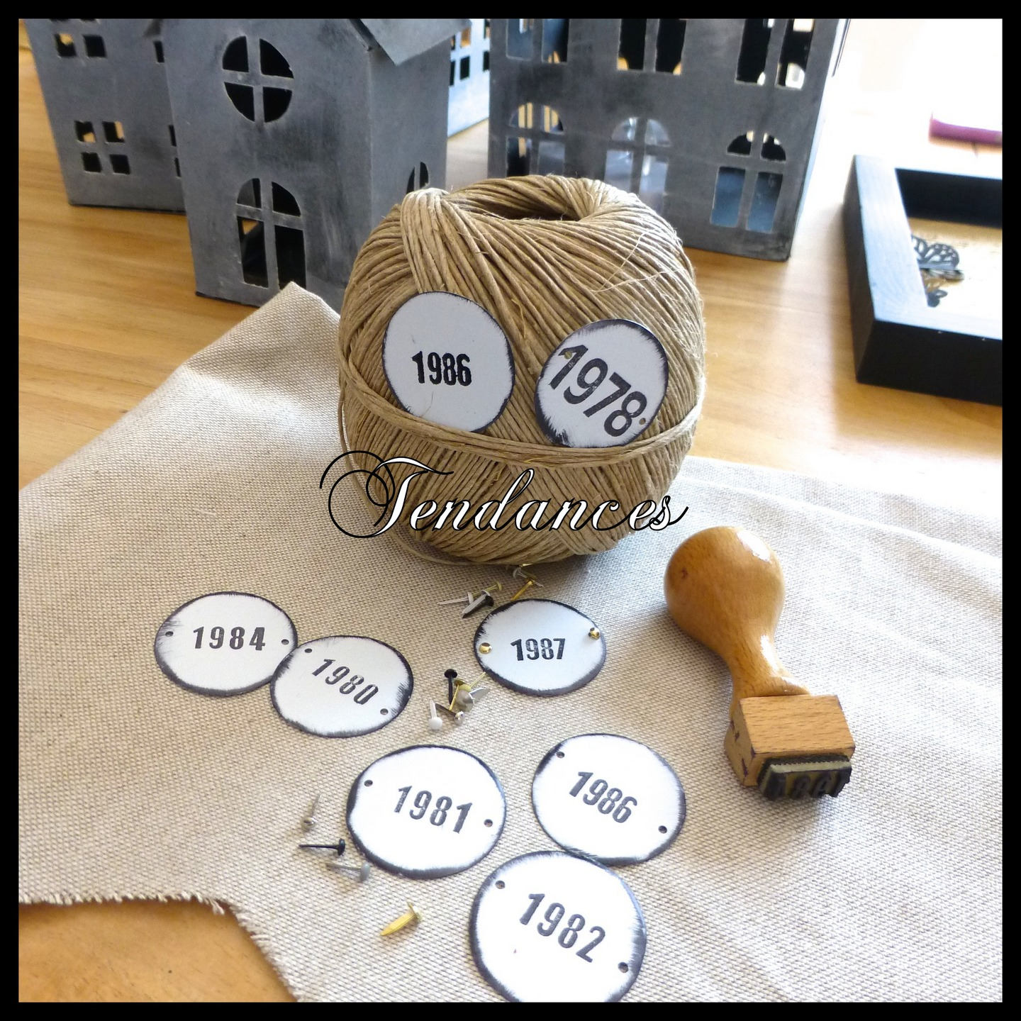 10 Étiquettes Métal Ronde avec Impression Noir Relief Chiffre Deux Trous 3cm