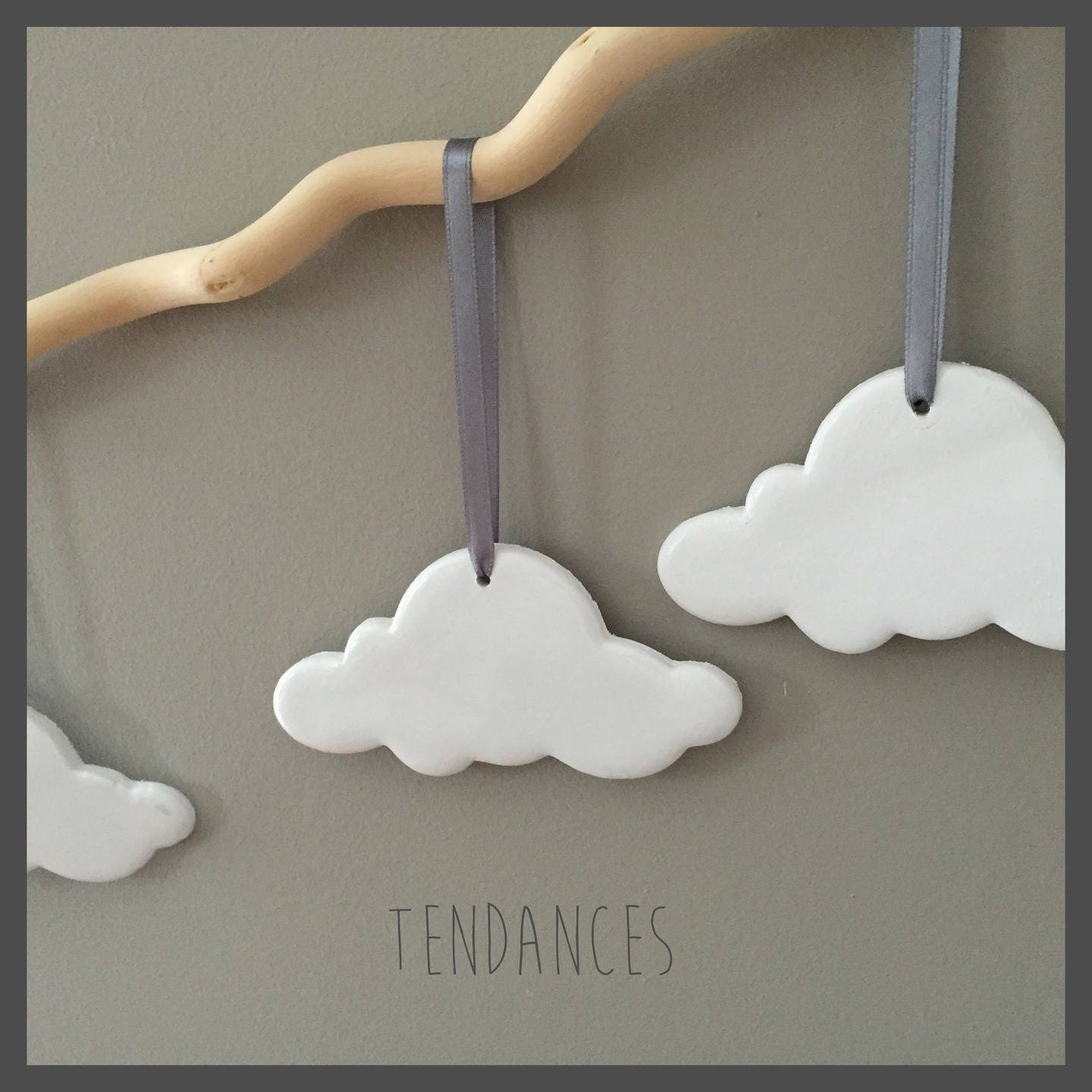 3 Nuages Blanc en Plâtre Fibré et Son Ruban Gris