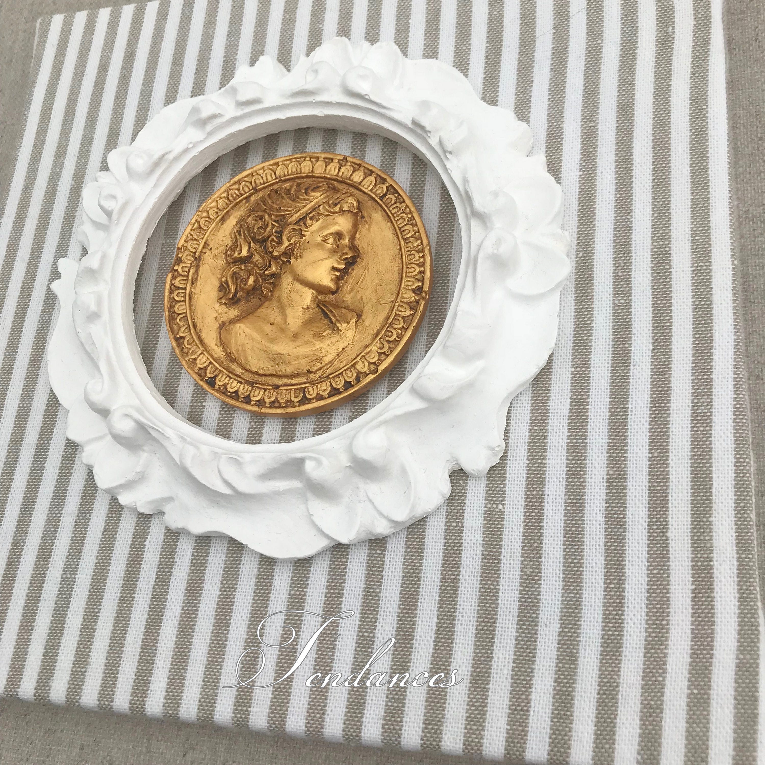 Toile de Lin A Rayure Beige et Blanc avec Profile Petit Fille Or