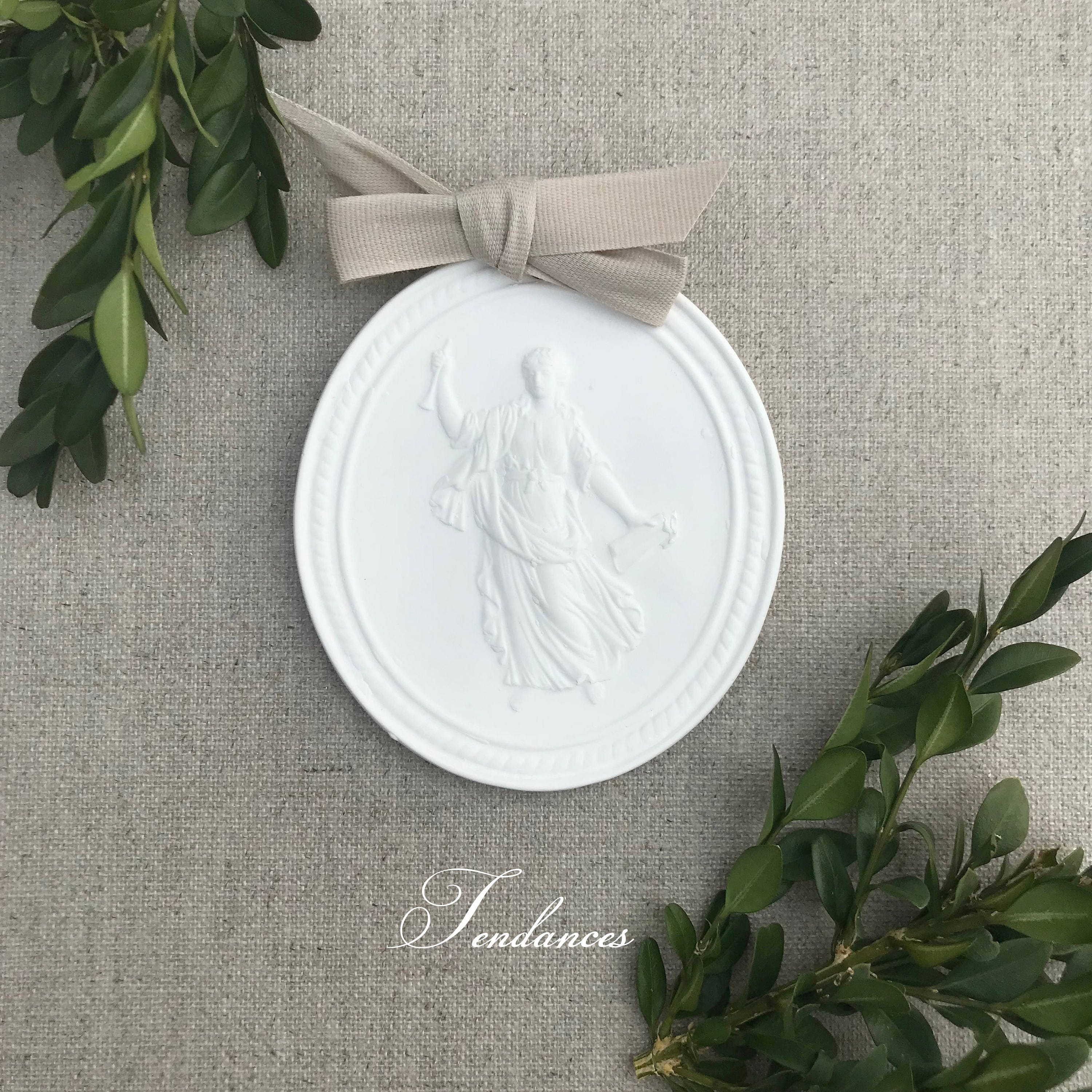 Médaillons en Céramique Ovale Du Style Wedgwood