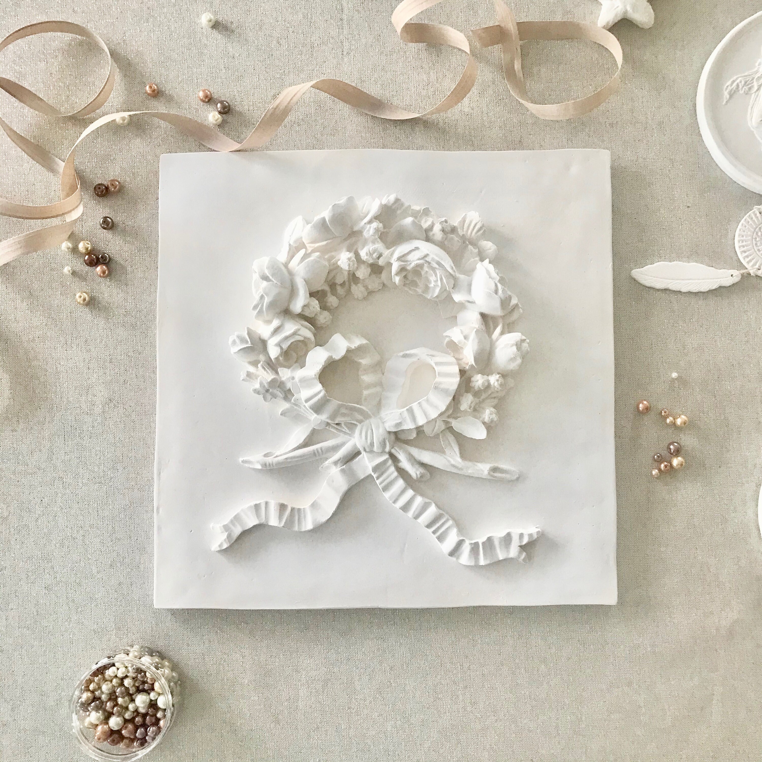 Grande Plaque en Staff Carré avec Couronne de Fleurs