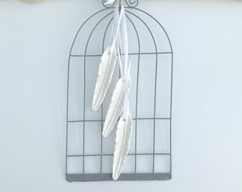 Cage gris en metal et 3 plumes en céramique 15 x 29 cm