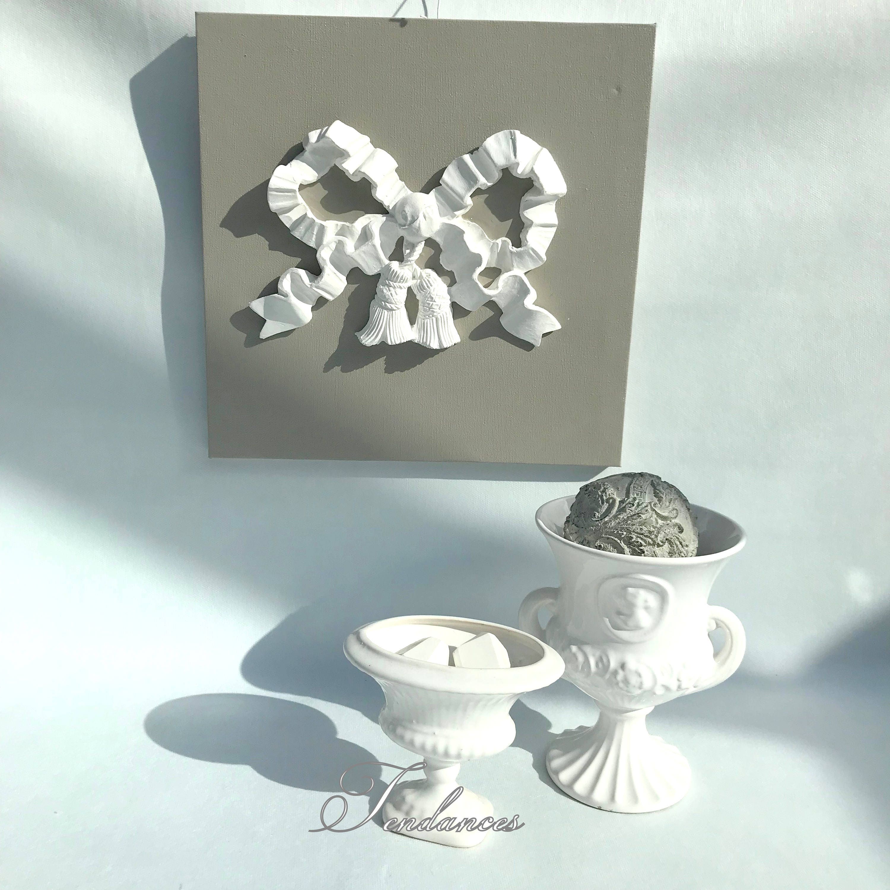 Toile Taupe avec Noeud Pompon en Plâtre 30 cm