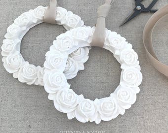 Petit de couronne de roses en céramique blanche