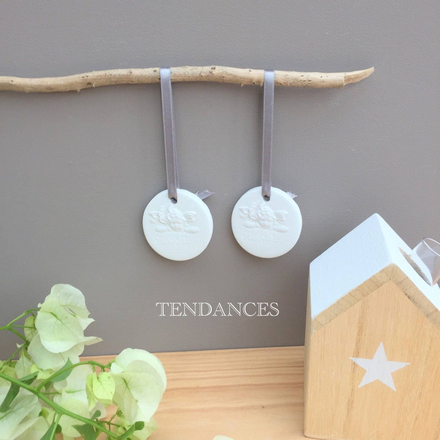 2 Anges Rond en Céramique Dans Son Pochon 4, 5 cm