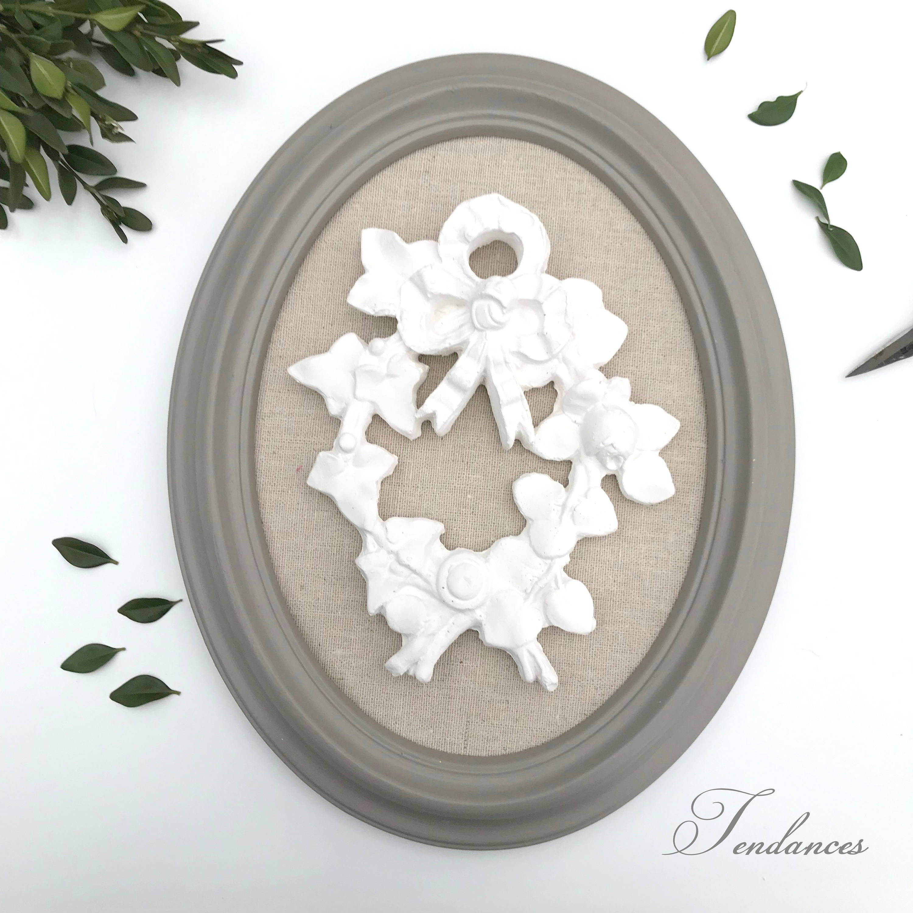 Ancien Cadre Taupe Toile de Lin Beige et Sa Couronne en Plâtre Blanc