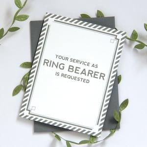 Può includere: Un biglietto bianco con strisce grigie e un bordo grigio. Il testo sul biglietto recita "Il tuo servizio come portabandiera è richiesto."