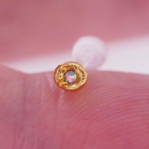 Opal Flat Back 16 Gauge Gold Hypoallergen Piercing mit Bioflex Größe 3.5-4.5 mm