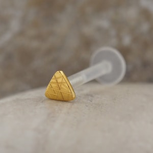 Orecchini a perno in oro triangolare per cartilagine – Orecchino posteriore piatto per piercing al trago, elica, anti-trago, labret e labbra (1,2 mm / 16G)