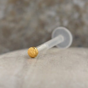 Gold Flat Back Cartilage Stud – Push-In Earring for Tragus, Helix, and Labret Piercings