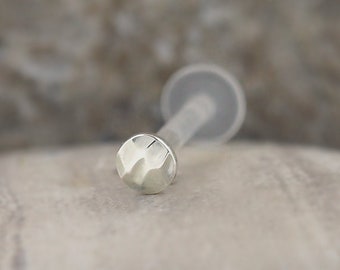 Brinco de tragus com cartilagem hipoalergênica de 16g, com fundo plano e disco de prata martelado, Bioflex Labret