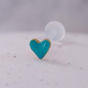 Herz Labret Ohrstecker - Bioflex hypoallergener Tragus Ohrring mit 14K Gold & Türkis Emaille, Lippenring, Knorpelpiercing