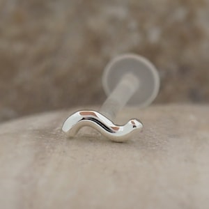 Barra de Tragus Martelada – Brinco Labret de Costas Planas para Piercing de Cartilagem, Concha, Hélix 1,2 mm 16G