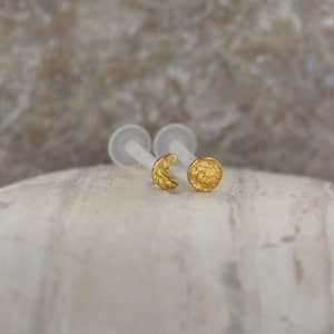 Classic gold tragus and helix earring made from bioflex. Its simple and elegant design pairs beautifully with other accessories, perfect for any style.